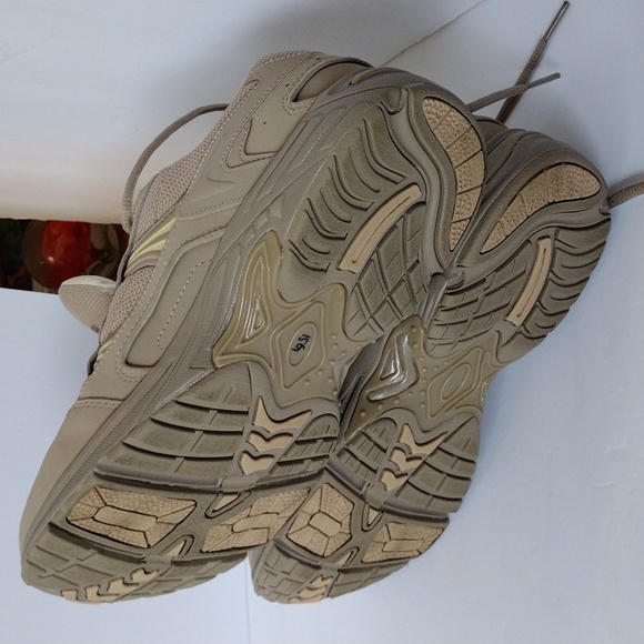 Vionic Women's Walker Classic Taupe size 8.5. - Picture 6 of 12